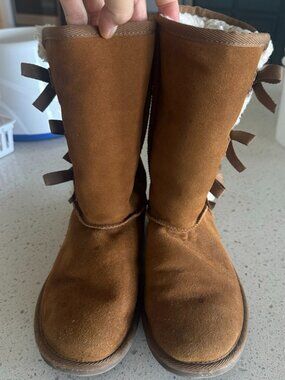 Koolaburra by UGG Victoria Bow Boots – Chestnut (Youth Size 4)